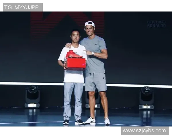 足球巨星休闲街拍照展现场下低调时尚魅力风格