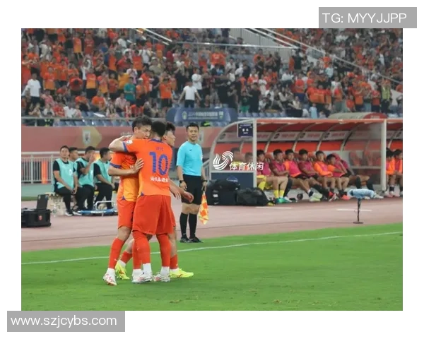 足球巨星赛场中途低头认真绑鞋带引发球迷热议与感动瞬间